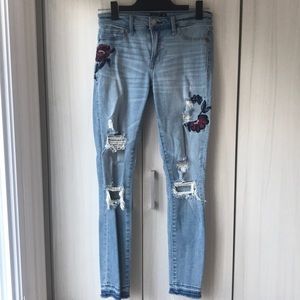 Ripped floral embroidered jeans